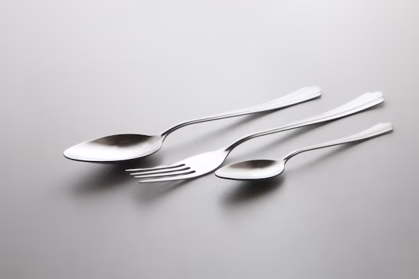 Couverts étincelants après avoir su nettoyer argenterie avec soin.