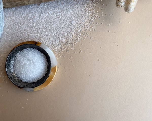 Gouvernante NOBO utilisant du bicarbonate de soude nettoyage sur un plan de travail