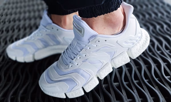 Résultat impeccable après avoir appliqué la méthode pour nettoyer chaussure blanche en cuir.