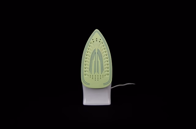 Expert nettoyer semelle fer à repasser avec un chiffon doux.