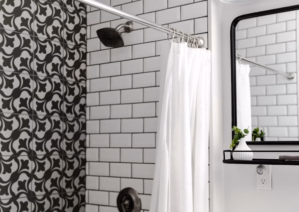 Résultat après avoir réussi à enlever calcaire douche sur paroi vitrée.