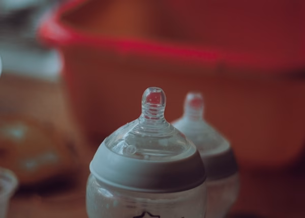 nettoyer un biberon avec un goupillon professionnel.