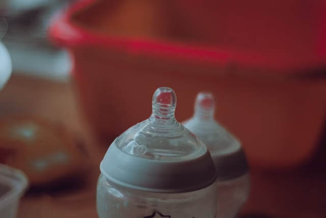 nettoyer un biberon avec un goupillon professionnel.