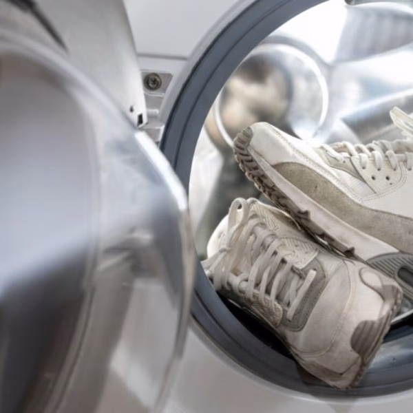 Illustration de la méthode pour laver chaussure machine avec un filet de protection.