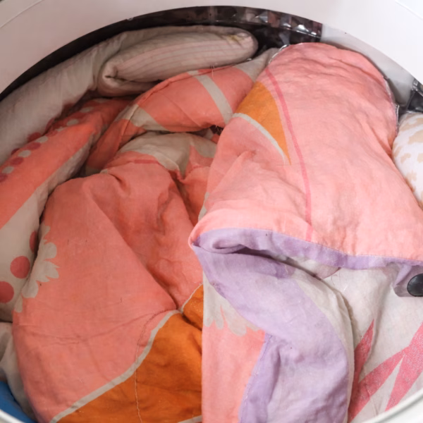 Processus de lavage des couettes en machine pour un résultat hôtelier.