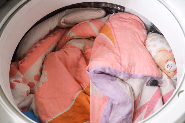 Processus de lavage des couettes en machine pour un résultat hôtelier.