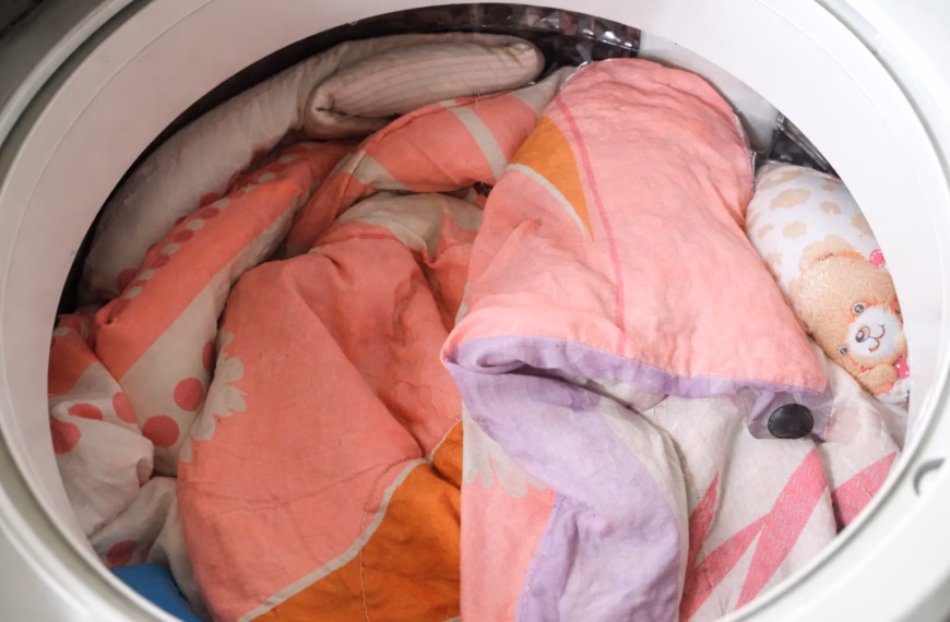 Processus de lavage des couettes en machine pour un résultat hôtelier.