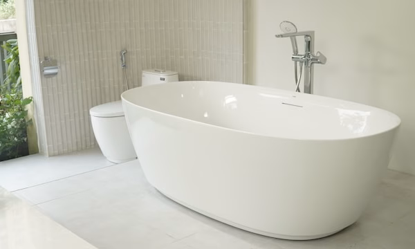 Nettoyer baignoire en acrylique avec une méthode professionnelle NOBO pour un résultat sans trace.