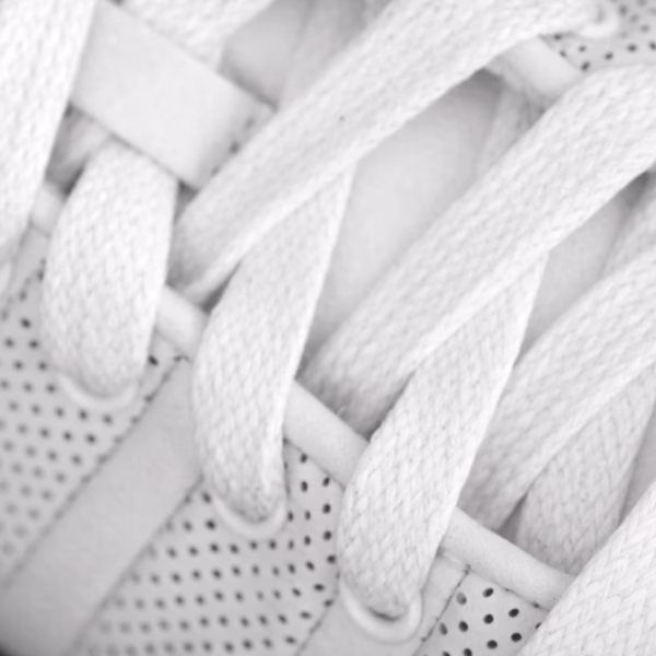 Nettoyage lacets blancs avec des produits naturels, résultat avant après professionnel.