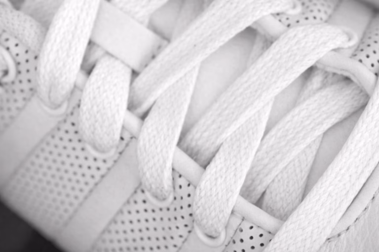 Nettoyage lacets blancs avec des produits naturels, résultat avant après professionnel.