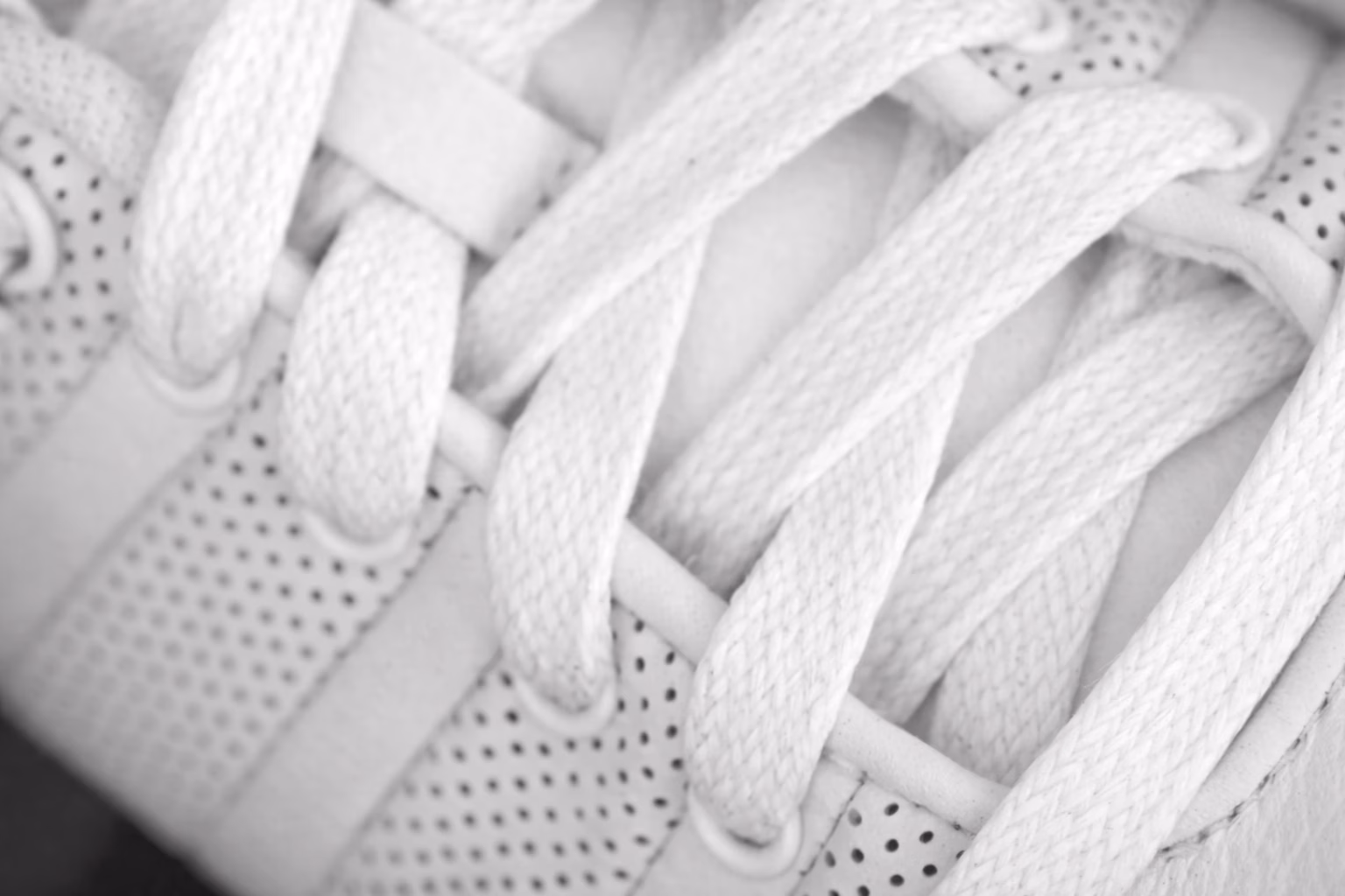 Nettoyage lacets blancs avec des produits naturels, résultat avant après professionnel.