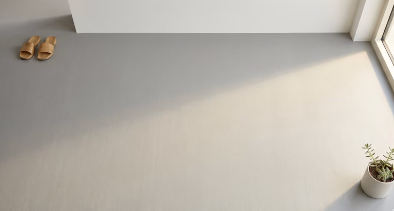 Femme de ménage experte utilisant une méthode douce pour nettoyer lino dans un salon de luxe.