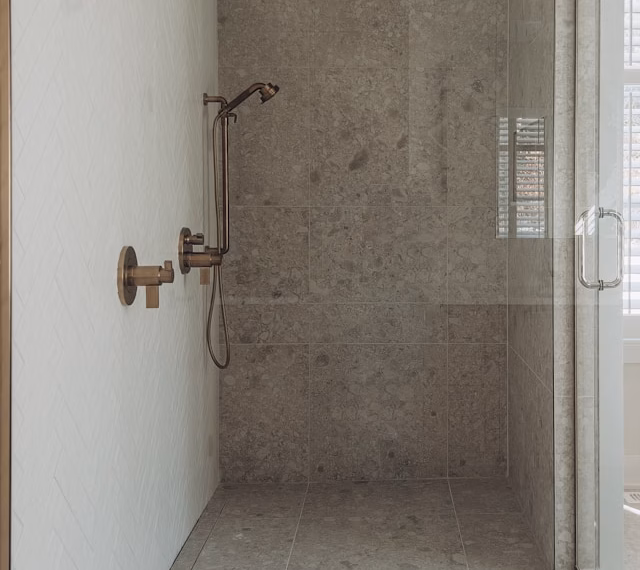 Résultat professionnel après avoir réussi à blanchir les joints de douche avec des méthodes naturelles.