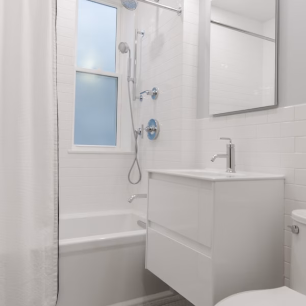 Intervenant NOBO expliquant comment laver un rideau de douche en tissu premium.