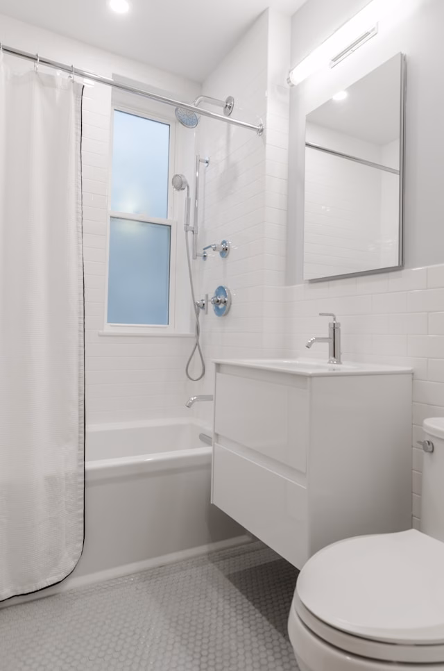 Intervenant NOBO expliquant comment laver un rideau de douche en tissu premium.