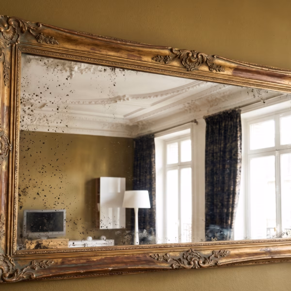 Miroir piqué ancien dans un salon de prestige entretenu par NOBO.
