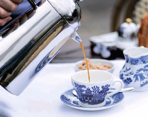 Expert NOBO en train de nettoyer une cafetière expresso haut de gamme dans une cuisine design.