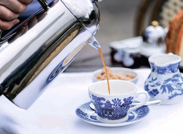 Expert NOBO en train de nettoyer une cafetière expresso haut de gamme dans une cuisine design.