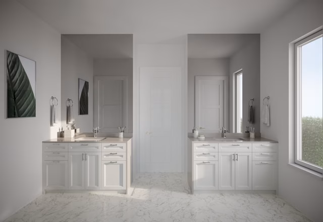 Expert NOBO utilisant une microfibre pour nettoyer le marbre blanc d'une salle de bain de luxe.