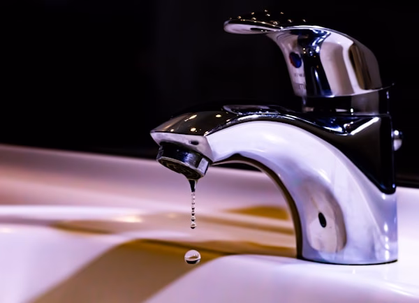 Professionnel NOBO utilisant une microfibre pour nettoyer le chrome d'une salle de bain de luxe