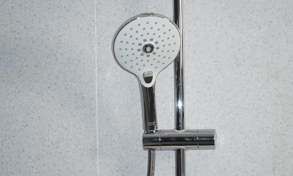Nettoyer pommeau de douche en chrome avec une solution naturelle pour éliminer le calcaire.